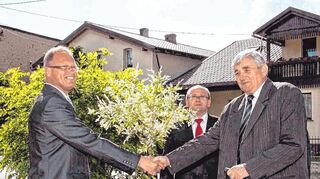 Zum 15-jährigen Bestehen der Verbindung wurde ein Platz der Partnerschaft eingeweiht. Die Lindenfelser Gäste brachten dazu einen Baum nach Polen.