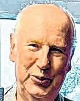 Glattbach. Raimund Janik aus Glattbach feierte seinen 75. Geburtstag. Grund genug für den Freundeskreis Pawlowiczki seinem Gründungsmitglied herzlich zu gratulieren. Vereinschefin Claudia Schmitt überreichte gemeinsam mit den Vorstandsmitgliedern Sebastian Schmitt und Albert Metz ein Präsent. Janik war maßgeblich am zustandekommen der Partnerschaft zwischen Lindenfels und der oberschlesischen Gemeinde beteiligt, stammt er doch selbst aus einem Ortsteil von Pawlowiczki. Die offizielle Partnerschaft der beiden Kommunen wurde 1998 unterschrieben, aber bereits in den Jahren davor gab es erste Kontakte zwischen den Menschen aus den beiden Gemeinden. Raimund Janik setzte sich vor allen Dingen dafür ein, dass sich Jugendliche aus beiden Städten kennenlernten, so arrangierte er zahlreiche Jugendbegegnungen. Dass die Partnerschaft Bestand hat, zeigte sich jetzt zu Beginn des Ukraine Krieges, als ein Hilferuf den Freundeskreis erreichte. Die Feuerwehr aus Pawlowiczki benötigte verschiedene Hilfsmittel, die vor Ort nicht zu bekommen waren. Kurzerhand rief der Partnerschaftsverein zu entsprechenden Spenden auf, die inzwischen längst ausgeliefert sind. Ebenso hat die Feuerwehr Geldmittel erhalten, um weitere benötigte Materialien vor Ort zu erwerben. Viele Lindenfelser haben inzwiwschen die polnische Partnerstadt besucht und folgte dem Spendenaufruf. Pawlowiczki hat über 200 Flüchtlinge aus der Ukraine aufgenommen. Raimund Janik hatte verschiedene Funktionen im Verein, er war lange Vorsitzender und gehört dem Vorstand heute noch als Beisitzer an.  Cs Claudia Schmitt