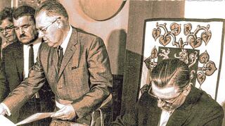 Unterzeichnung der Urkunden durch die Bürgermeister Louis Orvoën (Moëlan, Mitte) und Adam Pfeifer (Lindenfels, rechts).