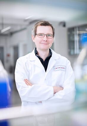 Paul Scholz, wissenschaftlicher Mitarbeiter bei Brain Biotech, wurde mit einem mit 5000 Euro dotierten Innovationspreis ausgezeichnet.