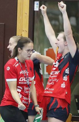 Jubel-Potpourri der Flames beim und nach dem mitreißenden Spiel gegen den THC: Heike Ahlgrimm (li.) ballt die Siegerfaust. Die Torhüterinnen Helen van Beurden (itte li. mit Amelie Berger und Kim Naidzinavicius) und Vanessa Fehr (16), die mit Lisa Friedberger zum Freudentanz animiert, hatten großen Anteil am Überraschungssieg.