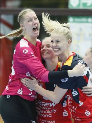 Flames HSG Bensheim/Auerbach
Jubel bei Helen van Beurden, Amelie Berger und Kim Naidzinavicius nach Sieg gegen Thüringer HC