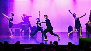 Mit ihrer Show „Dance Sing“ begeisterten die Nowak-Sisters und die Tanzformation Invisible am Samstagabend das Publikum im Parktheater.