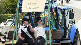 Kerweparrer Luca Rettig (links) und Mundschenk Luise Bitsch waren zum ersten Mal im Amt.
