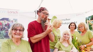 Eric Jährling zündete die erste „Lorsa Brasil“ des Jahres an. Vor dem Genuss einer Zigarre ist jedoch viel Arbeit nötig, wie die Mitglieder des Tabakprojekts an ihrem großen Stand vor der Königshalle demonstrierten.