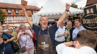 Wie läuft der Freibier-Anstich? Das interessierte viele. In Lorsch ging es diesmal sehr schnell. Bürgermeister Schönung brauchte nur einen Schlag.