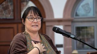 Talent: In der Rolle als „Lorscher Tabaknäherin“ gewann Marion Walter die Herzen der Zuhörer. Für ihre erste Kerwerede gab es donnernden Applaus.
