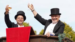 Benjamin (links) und Bernd Wanitschek waren gestern als Kerweparrer und Glöckner aktiv.