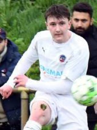 Fußball Kreisliga C Spitzenspiel FSG Bensheim - TSV Elmshausen
Vladislav Murshel (Bensh.) links / Kritseehan Yogendiran (Elmsh.) rechts
Foto: Jürgen Strieder
