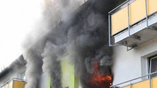 Bei einem Wohnhausbrand in Lampertheim musste die Feuerwehr am Samstag vier Personen aus dem dritten Stock retten.