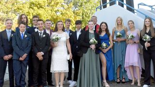 Konfirmation in Winterkasten / 14 JKonfirmantInnen aus Winterkasten, Kolmbach, Laudenu, Lindenfels, Schlierbach und Klein Gumben wurden am vergangenen Sonntag konfiermiert. unter Corona Bedingunegne traf man sich im April 2022 zum ersten mal. Verschiedene Aktivitäten wurden durchgeführt, so der Kerbwgen 2022 in Winterkasten gebaut und i Zug itgefahren, Krb Plätzchen gebacken und verteilt, Weihnachtskrippen gebaut, eine Exkursion nach Frankfurt mit dem Thema "Kirchliche Sozialarbeit im Bahnhofsviertel", zusmmen mit den Konfirmnden aus Reichelsheim 2 Konfitage zum Them "Ökologie und Gerechtigkwit" T-shirts aus firem Hndel gestaltet, einen Erste Hilfe Kurs besucht, ein Konfi-Nacht im Gemeindhaus durchgeführt, biblische Gechichten gebastelt, 2 Gottesdienste vorbereitet und estaltet...In  der Predigt wurde das Thema Vorschlagshammer und die Konferenz der Werkzeuge angesprochen...
Foto: Jürgen Strieder