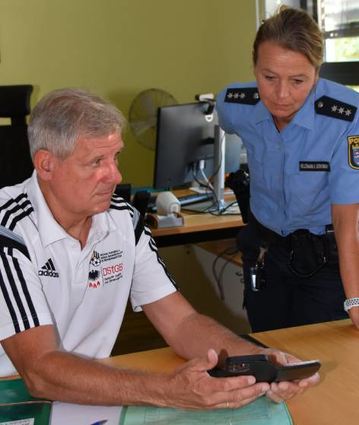 Bürgermeister Helmut Glanzner zeigt der Kommissarin eine E-Mail.