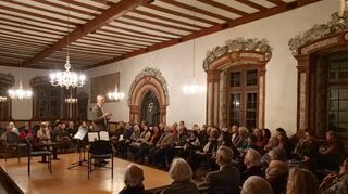 Martin Fraune, Beisitzer Forum Kultur, begrüßt die Zuhörer zum ersten Kammerkonzert im renovierten Kurfürstensaal.