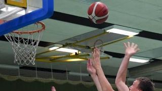 VfL-Center Tilman Isensee (re.) war nicht zu stoppen.