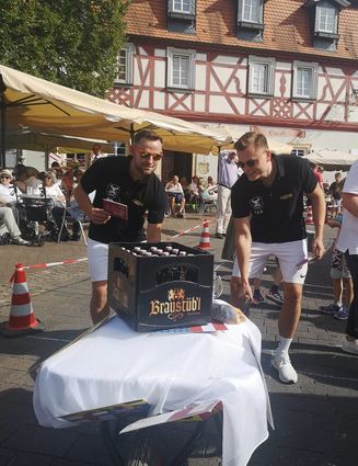 So sehen Sieger aus: Jonas Mahr und Alexander Glanzner – einziges Team aus Einhausen – verteidigten ihren Sieg beim Schubkarren-Rennen.