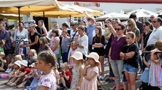 Für die Kerb-Besucher gab es auch am Sonntag viel zu sehen. Ein Höhepunkt war das Schubkarren-Rennen, veranstaltet von den Lorscher Einzelhändlern, die auch zum verkaufsoffenen Sonntag eingeladen hatten.