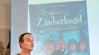 Stefan Gemmel zog mit seiner Lesung aus dem Buch „Im Zeichen der Zauberkugel“ die Schüler der dritten Klassen der Joseph-Heckler-Schule im Foyer des Parktheaters in seinen Bann.