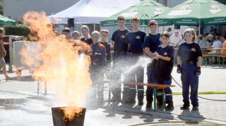 Beim Tag der offenen Tür der Feuerwehr demonstrierte der Nachwuchs sein Können bei einer Übung.