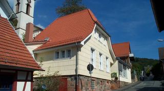 Bevor das „Haus der Vereine“ überhaupt Museumsräume beherbergen kann, müsste es umfassend saniert werden – angefangen vom Natursteinsockelmauerwerk über die Fenster bis zum Schornstein.