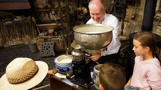 Im Stadtmuseum durfte man Zuschauen und Mitmachen beim Buttermachen.