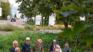 Mit dem Radweg am Ortsausgang Richtung Schwanheim beschäftigte sich der Ortsbeirat West bei einem Ortstermin am Montag.