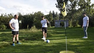 Der Ball muss ins Loch: Vorstandsvorsitzender Stefan Fuchs (v.l.), Leon Gimmy sowie Moritz Leitl, einer der Studierenden, die Leon mitbetreuen wird.
