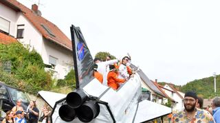 In einer Rakete unterwegs war die Kerwejugend aus dem Fürther Ortsteil Brombach.