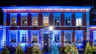 Rund ums Stadthaus soll es im Advent erneut die beliebte „Allee der Weihnachtsbäume“ geben. Die Bäume werden von Vereinen dekoriert.