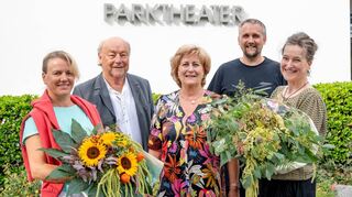 Der Förderverein Freunde des Parktheaters blickt wieder etwas optimistischer in die Zukunft. Unser Bild zeigt (v.l.) Schriftführerin Nina Kolbe, Berater Jürgen Flügge, Vorsitzende Kersten Steiner, Beisitzer Björn Brandhorst und Katrin Bremer, die aus dem Vorstand verabschiedet wurde.