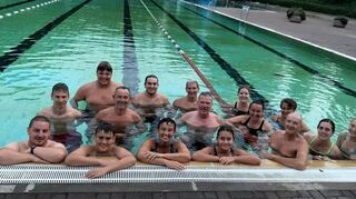 Im Waldschwimmbad hat die Winterpause begonnen. Die letzte Bahn in dieser Saison zogen die DLRG-Mitglieder.