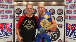 „Das ist der größte Erfolg für den KSC Bensheim“, jubelte der Vereinsvorsitzende und Trainer Reginald Schulze (li.) nach dem Weltmeister-Titelgewinn seines Schützlings Gwen de Galan in der WBF-Gewichtsklasse bis 67 Kilogramm.