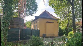 Derzeit fällt die ehemalige Auerbacher Synagoge noch weniger als sonst ins Auge, da sie seit fast drei Jahren von einer Baustelle verdeckt wird. Aber eine Tafel direkt an der Bachgasse informiert über die Geschichte des Gebäudes.