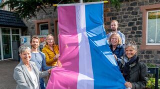 Am Freitag wurde in Bensheim die Bi-Pride-Fahne gehisst. Unser Bild zeigt (v.l.) Bürgermeisterin Christine Klein, Markus van den Boom, Leiter der Jugendförderung, Anna Dähn, Janik Hartnagel aus dem Team Soziales und Integration, Liane Molt und Frauenbeauftragte Marion Vatter.