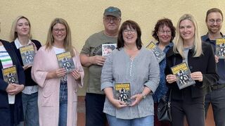 Vereinsmitglieder bei der Abholung des Hefts gestern Nachmittag mit den beiden Mitarbeitern der Druckerei (rechts hinten).
