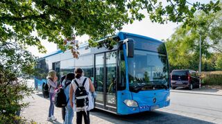 Im Kreistag soll darüber diskutiert werden, ob künftig auch Kinder und Jugendliche das Schülerticket für den ÖPNV nutzen können, die aktuell die dafür vorgegebenen Kriterien nicht erfüllen.