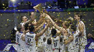 Das deutsche Team jubelte mit der Trophäe über den Sieg im Finale gegen Serbien.
