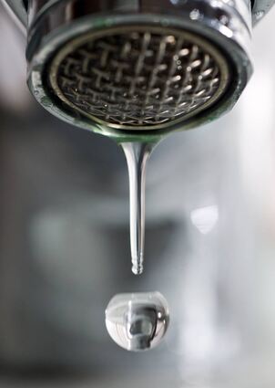 Ein tropfender Wasserhahn kann einiges an Wasser verschwenden.