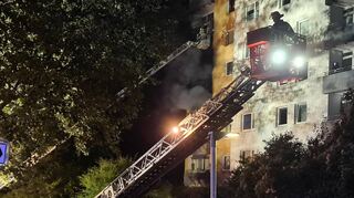 Mit de Drehleitern der Feuerwehren aus Bensheim und Heppenheim wurden der Brand in der Nacht auf Sonntag in einem Mehrfamilienhaus in der Straße „Im Entich“ gelöscht und Bewohner in Sicherheit gebracht.