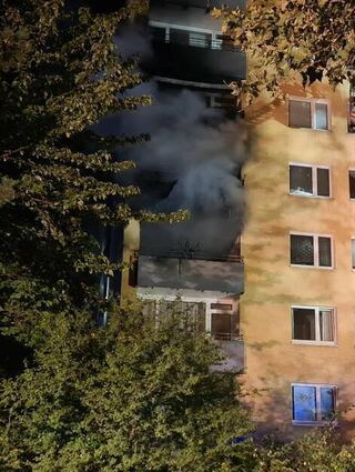 Beim Eintreffen der Feuerwehr stand die Wohnung im dritten Stock bereits im Vollbrand.