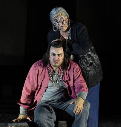 Szene mit Irakli Kakhidze (Manrico), Julia Faylenbogen (Azucena).