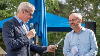 Landrat Engelhardt erfreute Rektor Böhm (rechts) und die Schulgemeinde mit der Mitteilung, dass in Kürze 20 Apple I-Pads an der Schule eintreffen.