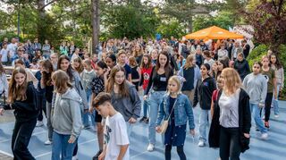 In Bewegung: Das Jubiläumsfest bot Mitmachangebote, Tanzvorführungen, Essensstände und Stände, an denen Eltern und Schüler sich informieren konnten. Auch die Chronik fand viel Beachtung.