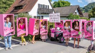 Passend zum Kinofilm „Barbie“ haben die Teilnehmer des Schlierbacher Kerweumzugs ihre ganz eigenen, besonderen Puppen-Varianten präsentiert – etwa die „Kochkees-Barbie“, die „Bembel-Barbie“, die „Linnefels-Barbie“ und die „Scholze Gret-Barbie“.