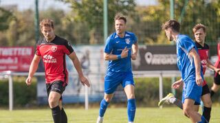 Der Lorscher Thomas Leipert (links) sucht eine Anspielstation; gegen den sehr defensiv ausgerichteten FC Ober-Abtsteinach kam die Tvgg im Kreisoberliga-Heimspiel zu einem 1:0-Sieg.