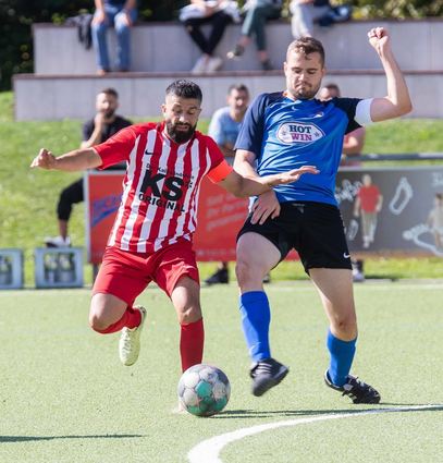 SG-Spieler Jasmin Huseinovic (links) versucht, das Leder gegen den Mörlenbacher Julian Goderbauer zu behaupten.