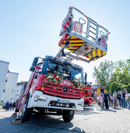 In allen Lagen ein echter Hingucker: Die neue Drehleiter der Feuerwehr Mitte wurde am Sonntag vorgestellt. Wie lebenswichtig ein solches Fahrzeug ist, zeigte sich in der Nacht zuvor beim Brand eines mehrgeschossigen Hauses.