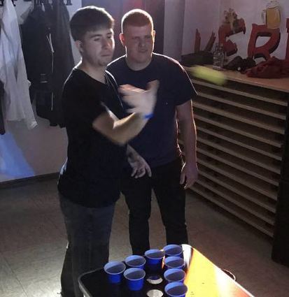Beim Bier-Pong-Turnier galt es, Tischtennisbälle in mit Wasser gefüllte Becher des gegnerischen Teams zu werfen.