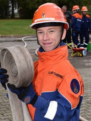 Lucas (13) aus Biblis rollte einen Wasserschlauch so korrekt wie möglich zusammen.