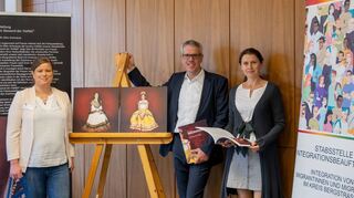 Zur Interkulturellen Woche 2023 präsentiert die Stabsstelle Integrationsbeauftragte die Foto-Ausstellung „WeltenFrauen – Im Gewand der Vielfalt“ in der Rhein-Main-Neckar-Galerie im Landratsamt. Unser Bild zeigt bei der Vorstellung v.l.: Sachbearbeiterin Ulricke Beck, Integrationsbeauftragte Viktoriya Ordikhovska und Landrat Christian Engelhardt.