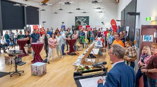 Bürgermeister Schönung (r.) eröffnete den Empfang im Paul-Schnitzer-Saal. Dort präsentierten auch viele Lorscher Vereine ihre Angebote und es gab die Möglichkeit, die Arbeit kennenzulernen und erste Kontakte zu knüpfen.